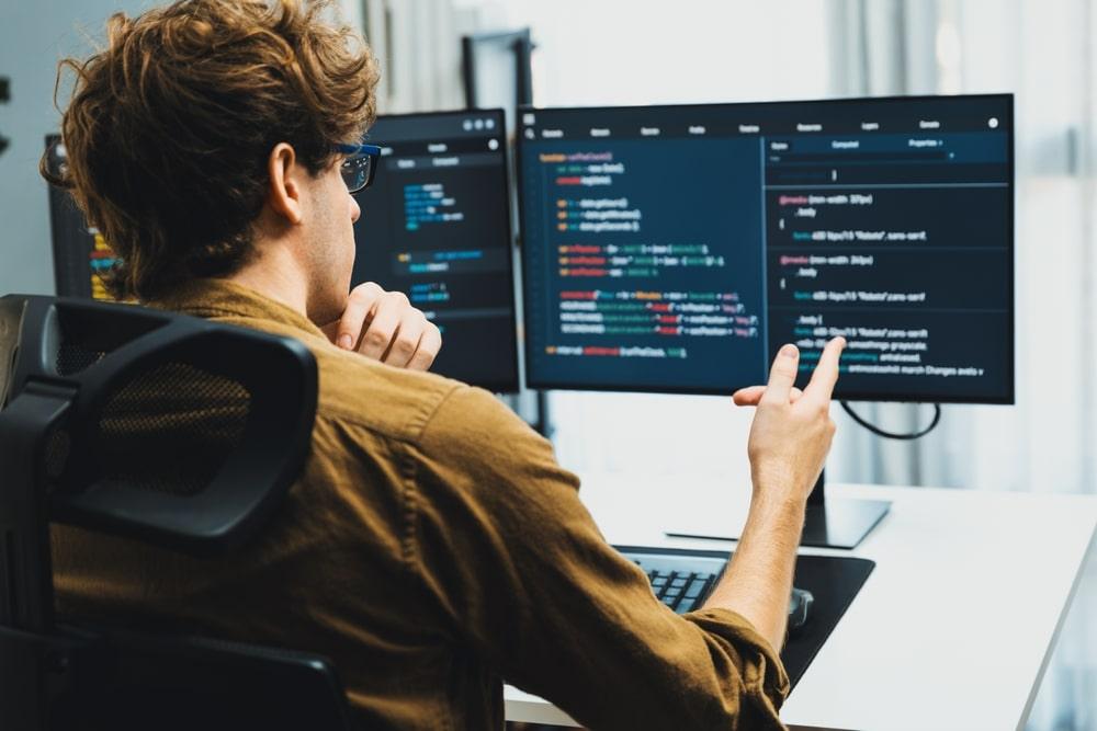 Dlaczego firmy z Wrocławia rezygnują z etatowych informatyków na rzecz outsourcingu IT?