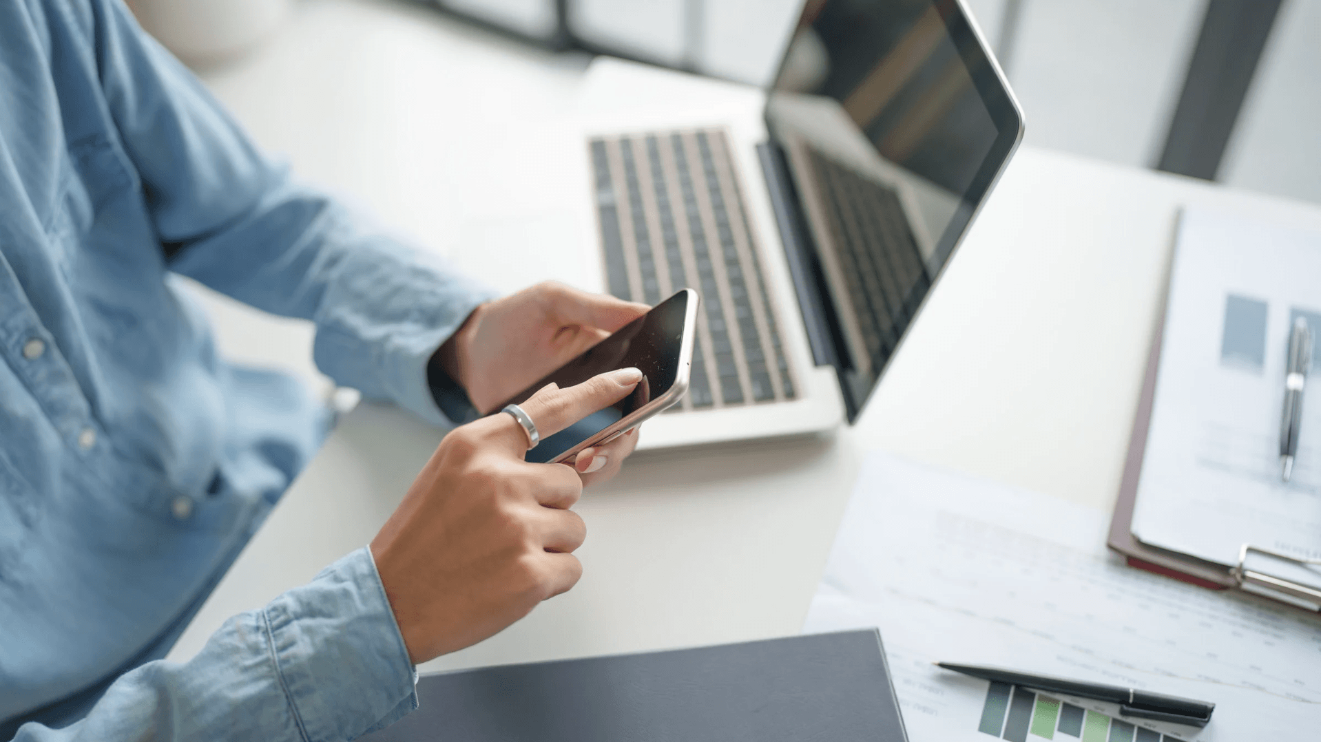 Urządzenia mobilne w firmie: kontrola dostępu i danych